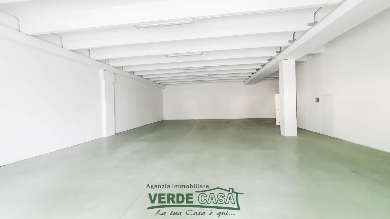 negozio in vendita a Casella