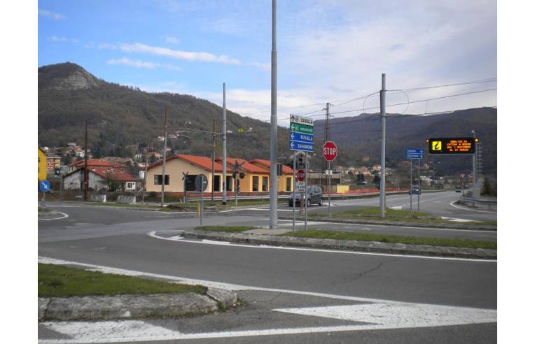 locale commerciale in vendita a Casella