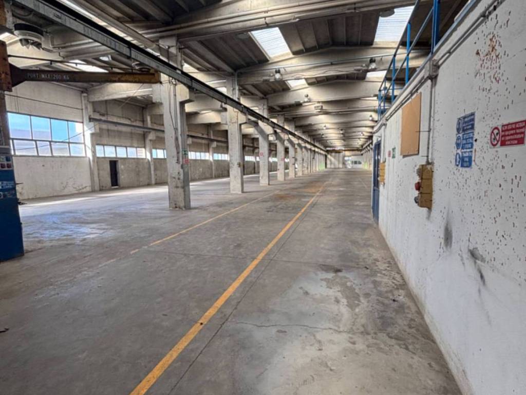 locale commerciale in vendita a Casella