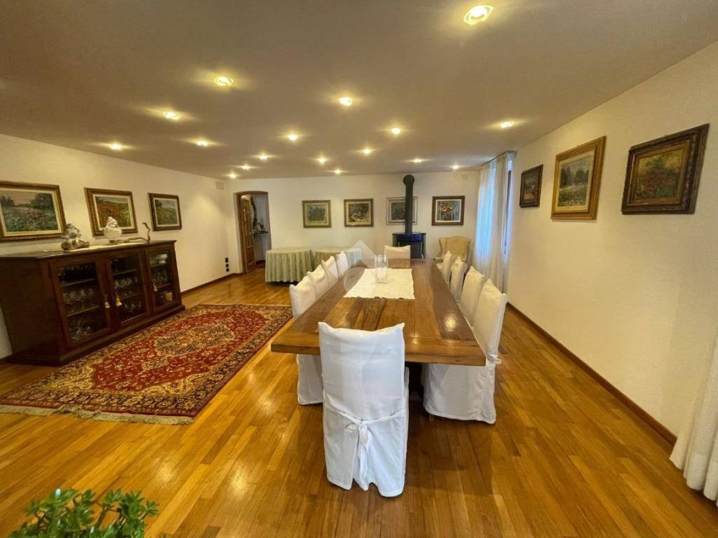 negozio in vendita a Casella in zona Cortino