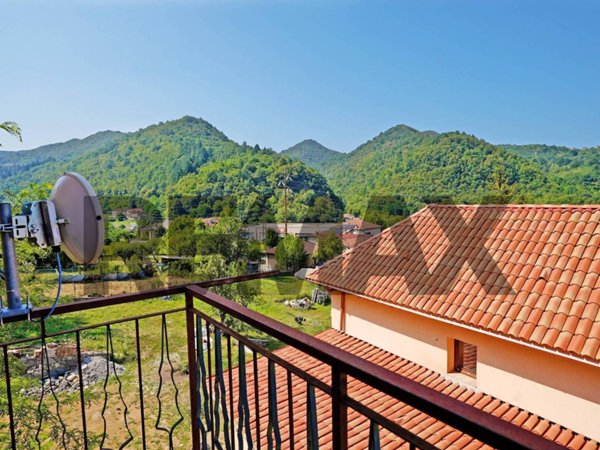 casa indipendente in vendita a Casella in zona Avosso