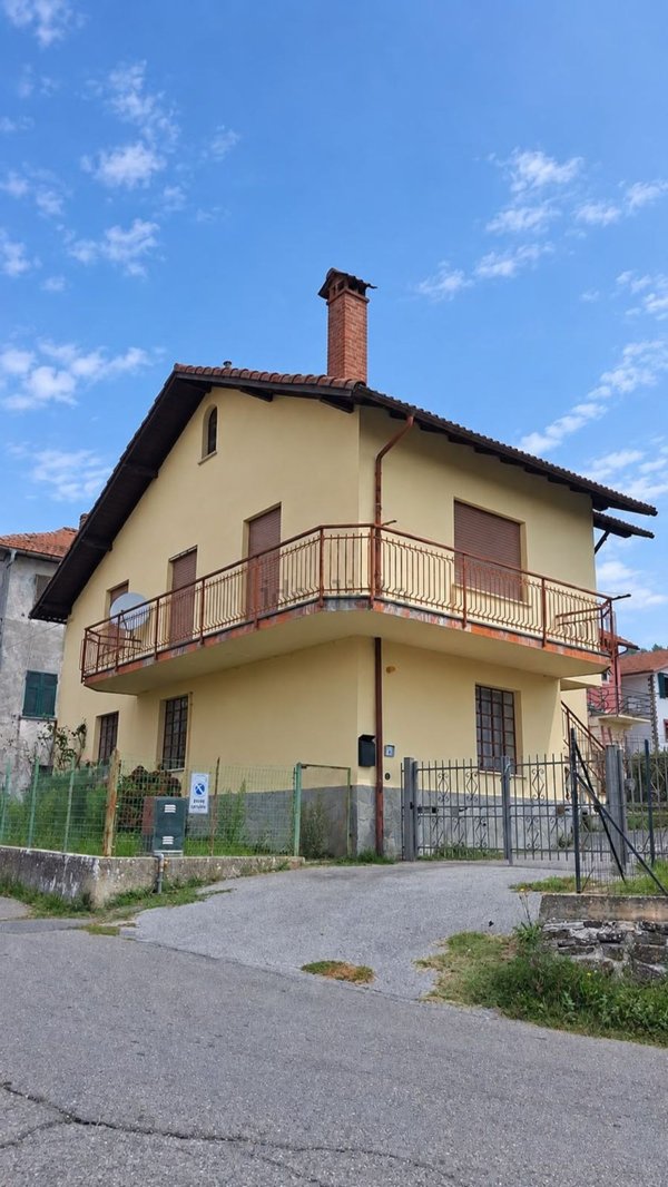 casa indipendente in vendita a Casella in zona Carpeneta