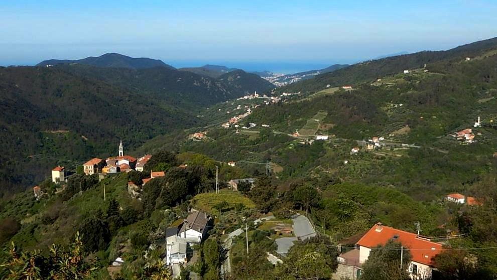 casa indipendente in vendita a Castiglione Chiavarese in zona Velva
