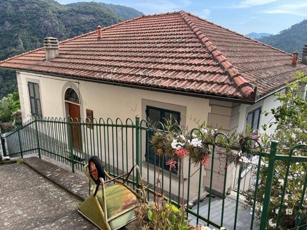 casa indipendente a Castiglione Chiavarese in zona San Pietro Frascati