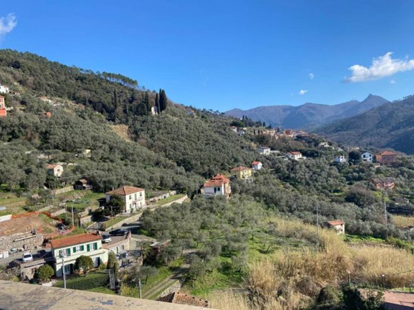 casa indipendente a Castiglione Chiavarese in zona San Pietro Frascati