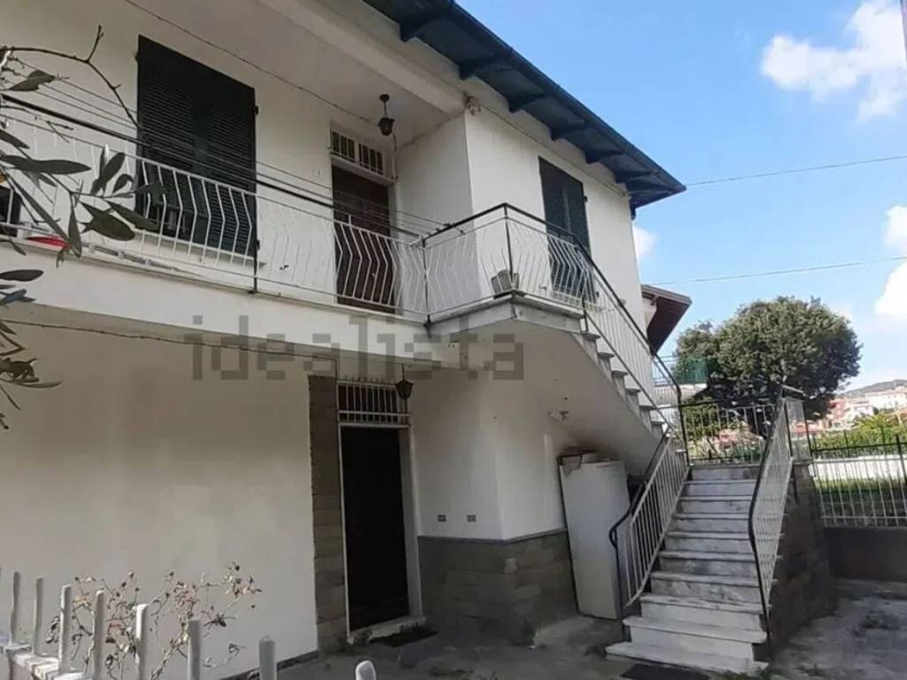 casa indipendente in vendita a Castiglione Chiavarese