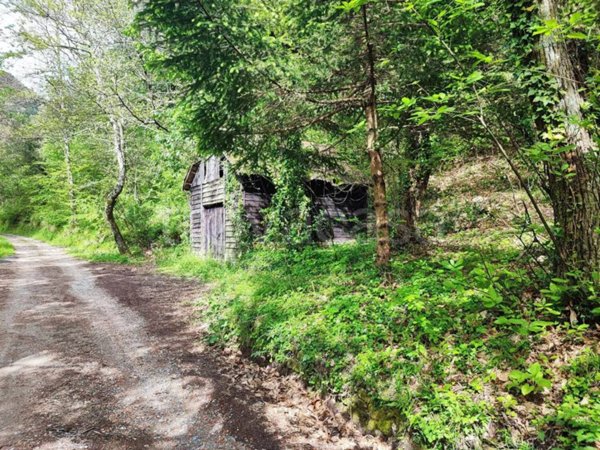 locale di sgombero in vendita a Castiglione Chiavarese