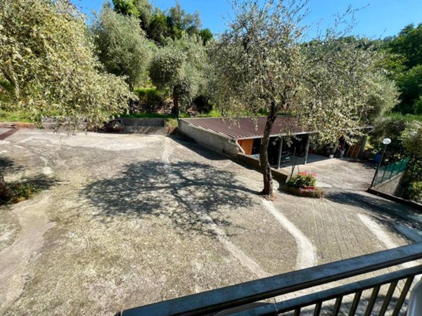 casa indipendente a Castiglione Chiavarese in zona San Pietro Frascati