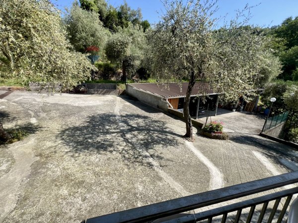 casa indipendente a Castiglione Chiavarese in zona San Pietro Frascati