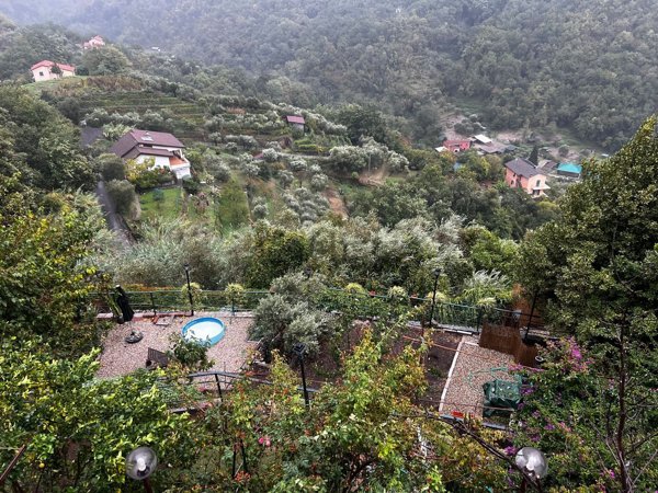 casa indipendente a Castiglione Chiavarese in zona San Pietro Frascati