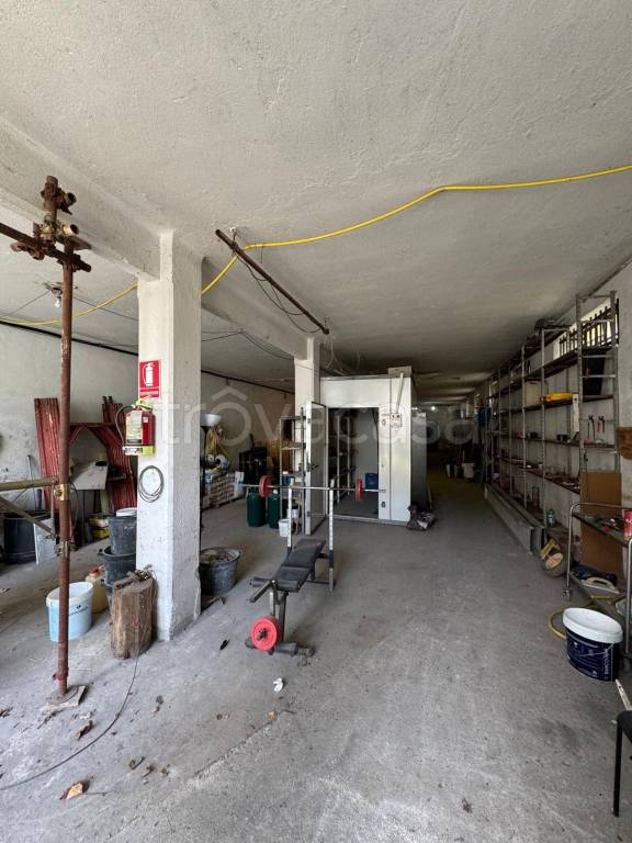 locale commerciale in vendita a Ceranesi