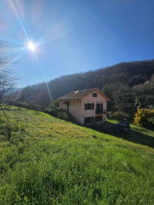 casa indipendente in vendita a Ceranesi in zona Paravanico