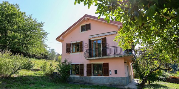 casa indipendente in vendita a Ceranesi in zona Paravanico