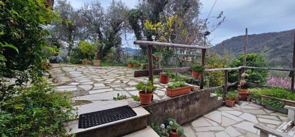 casa indipendente in vendita a Chiavari in zona Sanguineto