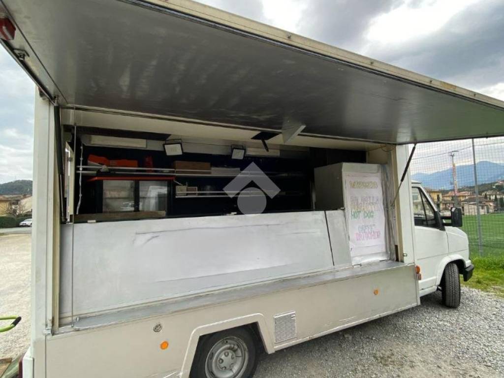 negozio in vendita a Chiavari in zona Caperana