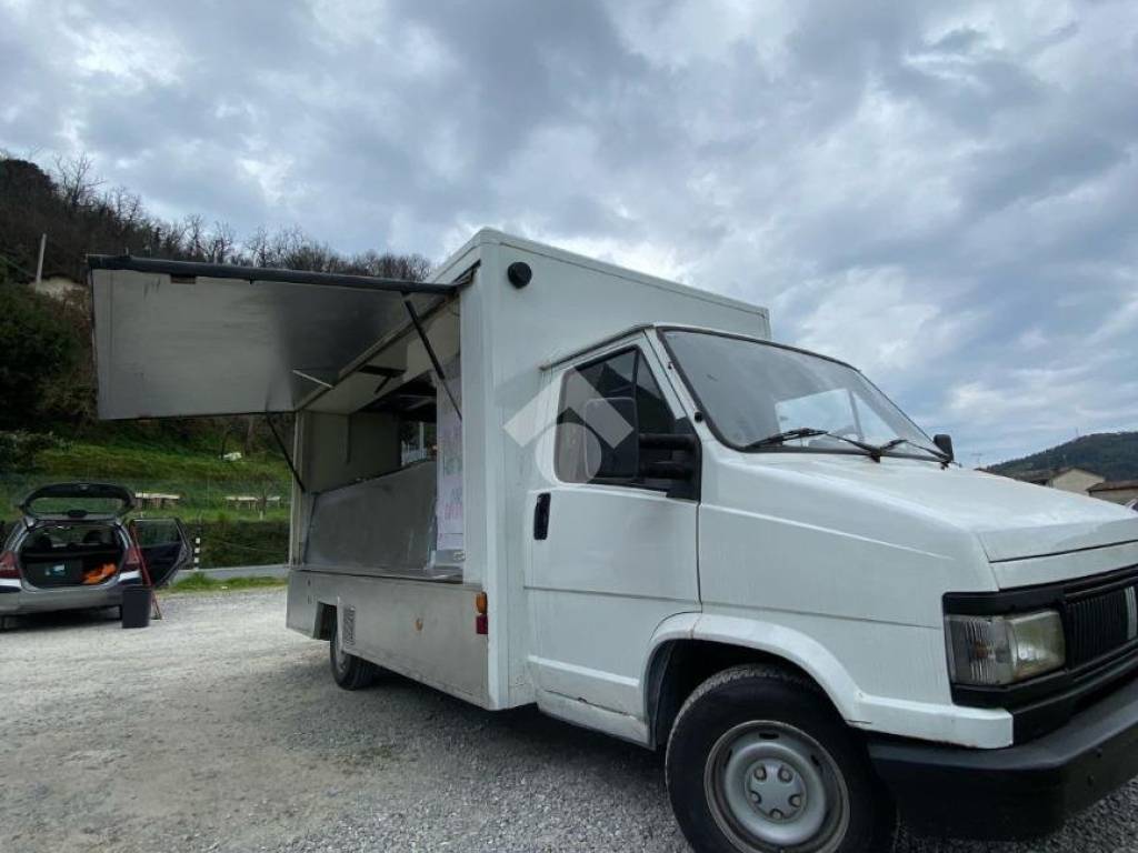 negozio in vendita a Chiavari in zona Caperana
