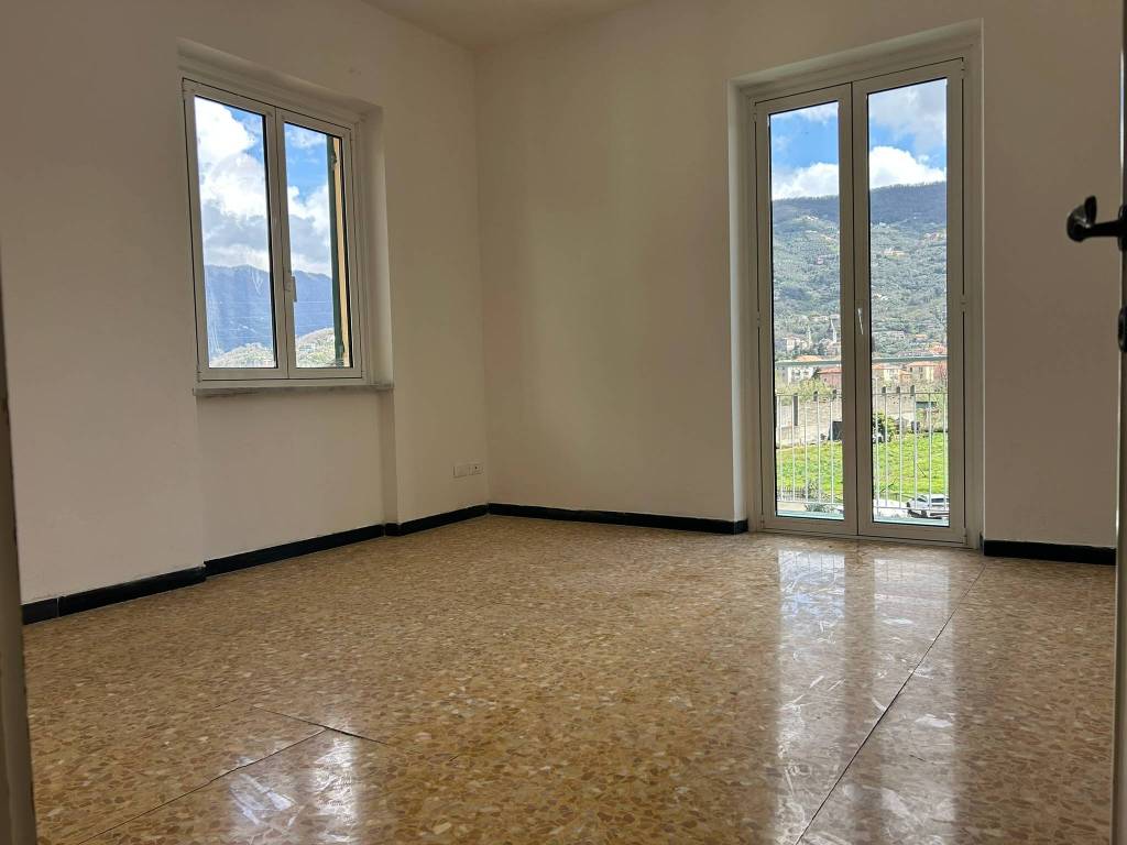 appartamento in vendita a Chiavari in zona Caperana