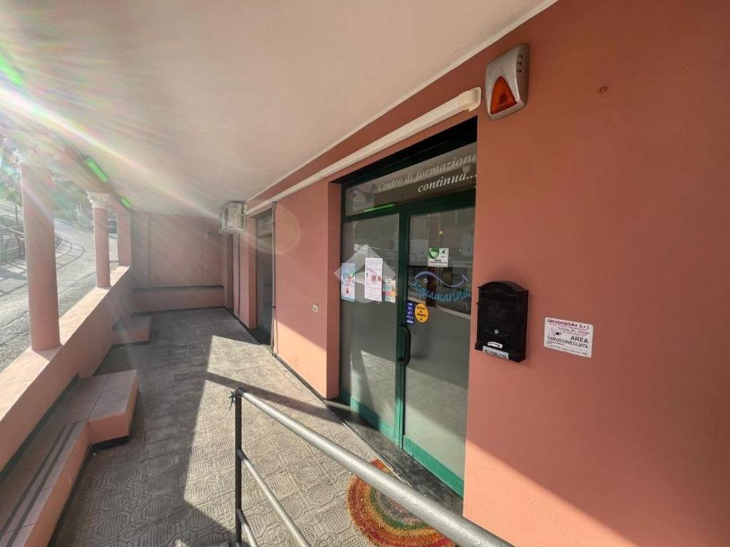 locale commerciale in vendita a Chiavari in zona Caperana