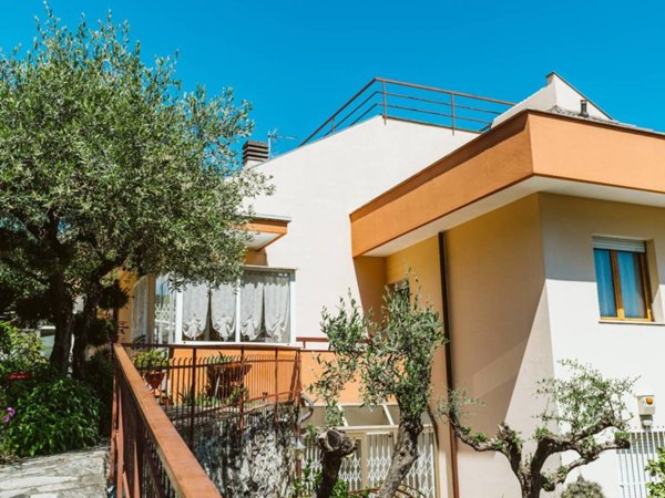 appartamento in vendita a Chiavari in zona Caperana
