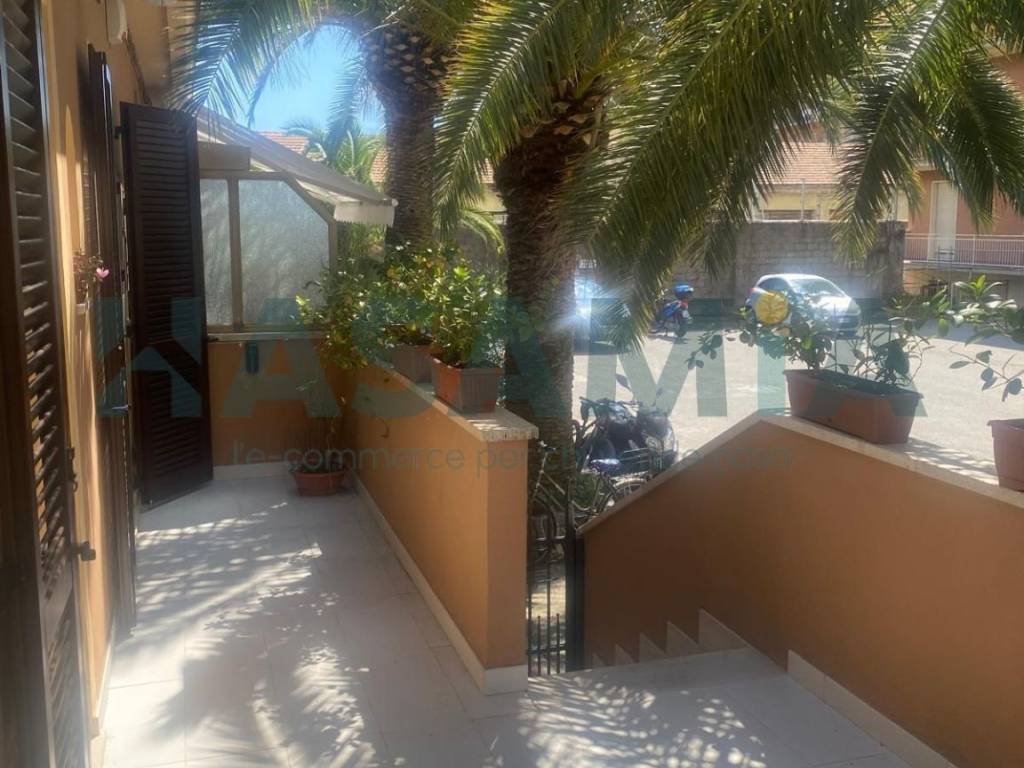 appartamento in vendita a Chiavari in zona Caperana