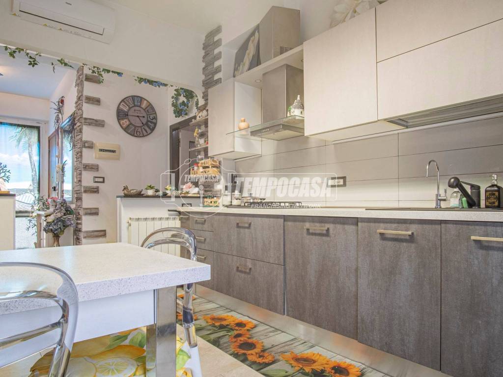 appartamento in vendita a Chiavari in zona Caperana