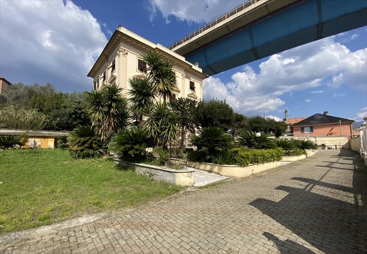 appartamento in vendita a Chiavari in zona Caperana