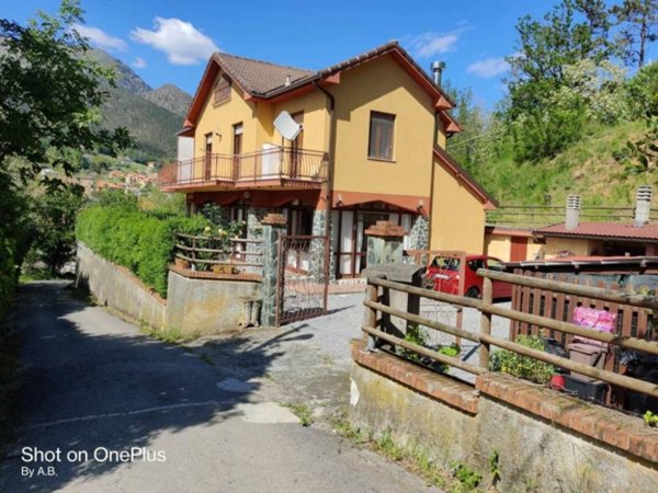 casa indipendente in vendita a Cogoleto in zona Sciarborasca