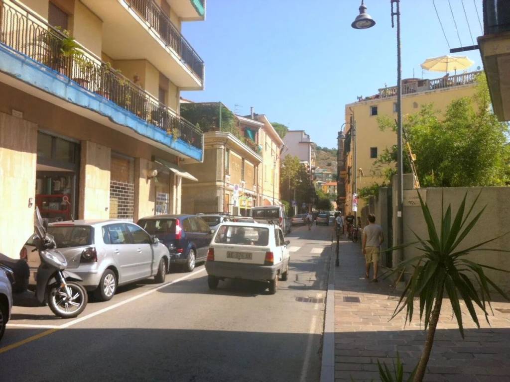 negozio in vendita a Cogoleto