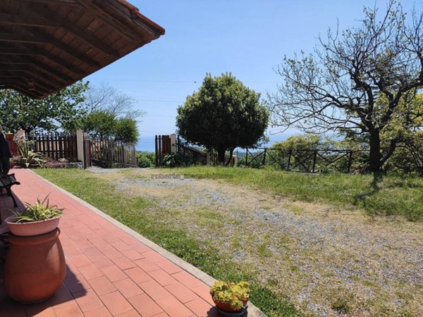 intera palazzina in vendita a Cogoleto in zona Pratozanino
