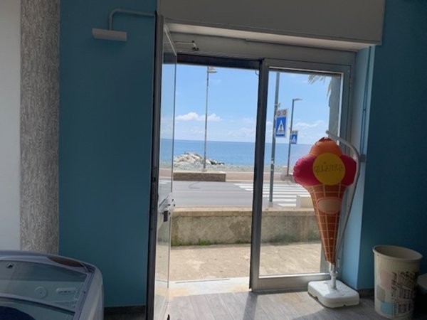 negozio in vendita a Cogoleto
