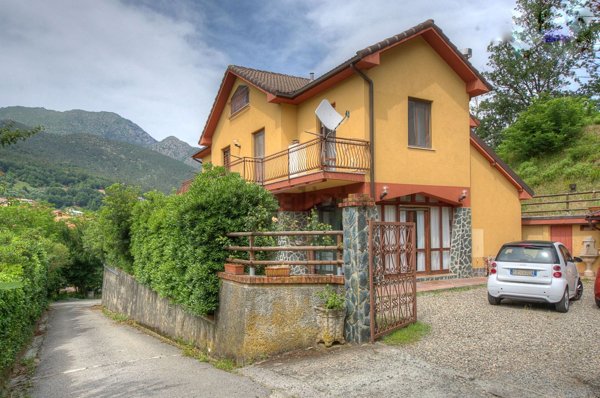 casa indipendente in vendita a Cogoleto in zona Sciarborasca