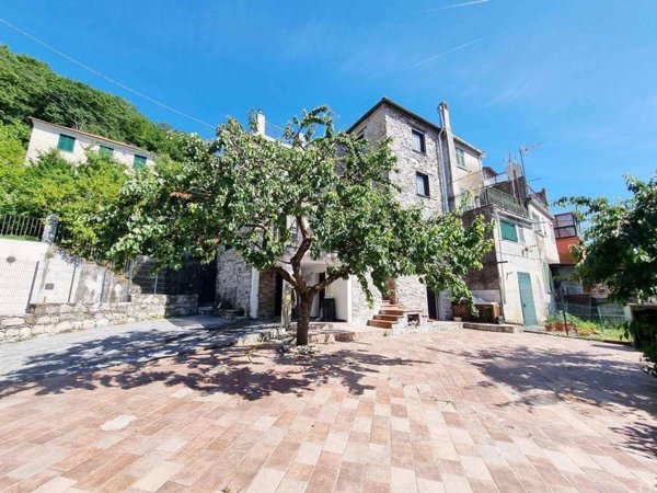 casa indipendente in vendita a Davagna in zona Calvari