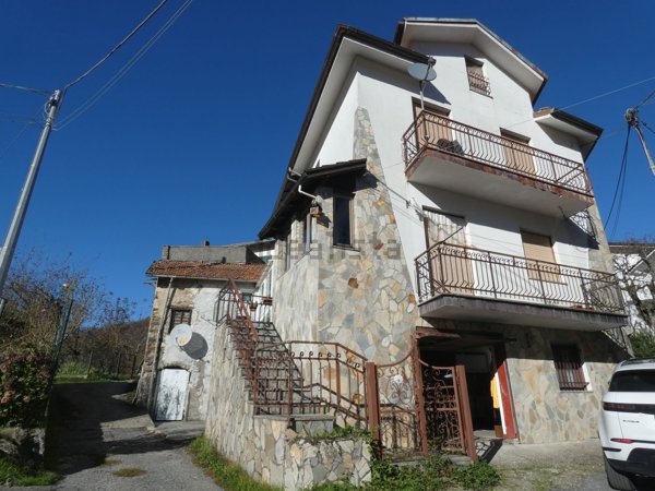 casa indipendente in vendita a Fascia in zona Carpeneto