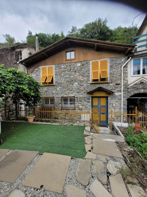 casa indipendente in vendita a Favale di Malvaro in zona Monteghirfo