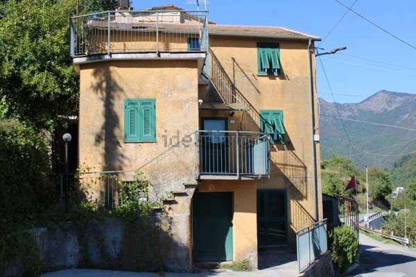 casa indipendente in vendita a Favale di Malvaro in zona Monteghirfo