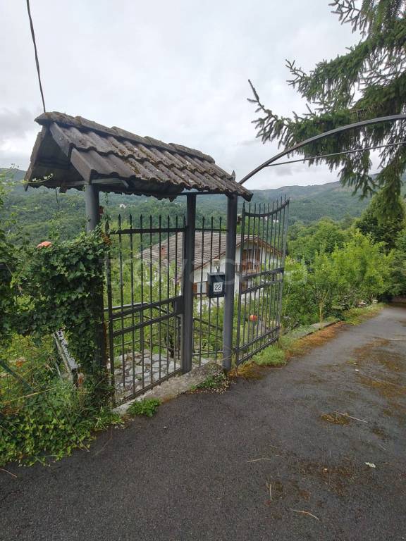 casa indipendente in vendita a Fontanigorda