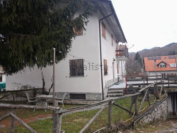 casa indipendente in vendita a Fontanigorda