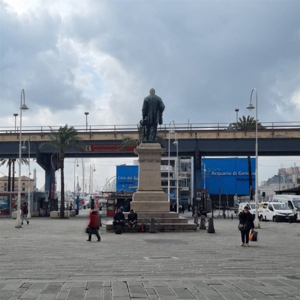 appartamento in vendita a Genova in zona Sottoripa / Maddalena / Molo