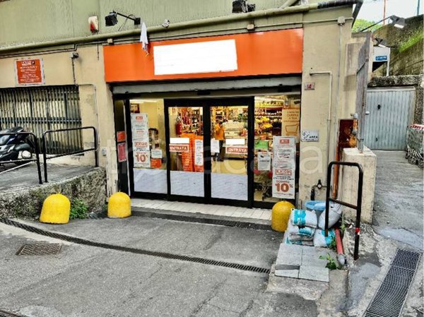 locale commerciale in vendita a Genova in zona Bolzaneto