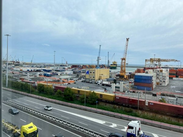 ufficio in vendita a Genova in zona Sampierdarena