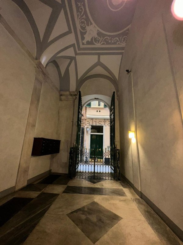 appartamento in vendita a Genova in zona Sottoripa / Maddalena / Molo