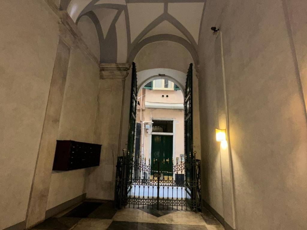 appartamento in vendita a Genova in zona Sottoripa / Maddalena / Molo