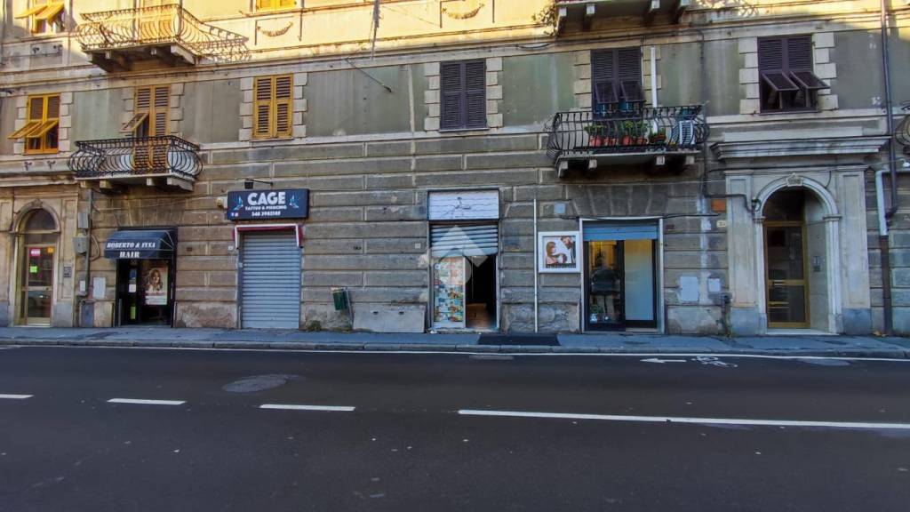 locale commerciale in vendita a Genova in zona Rivarolo
