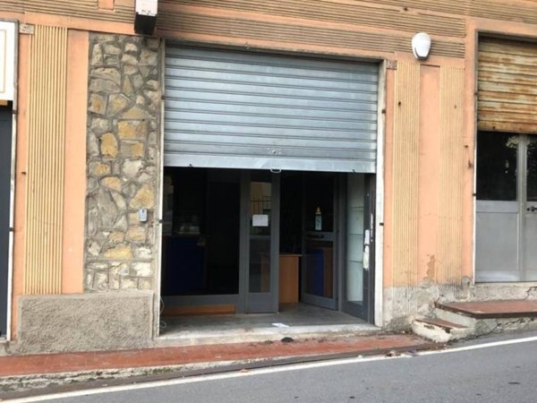 locale commerciale in vendita a Genova in zona San Fruttuoso