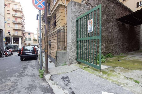 locale commerciale in vendita a Genova in zona Sampierdarena