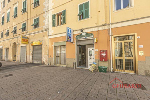 locale commerciale in vendita a Genova in zona Sampierdarena