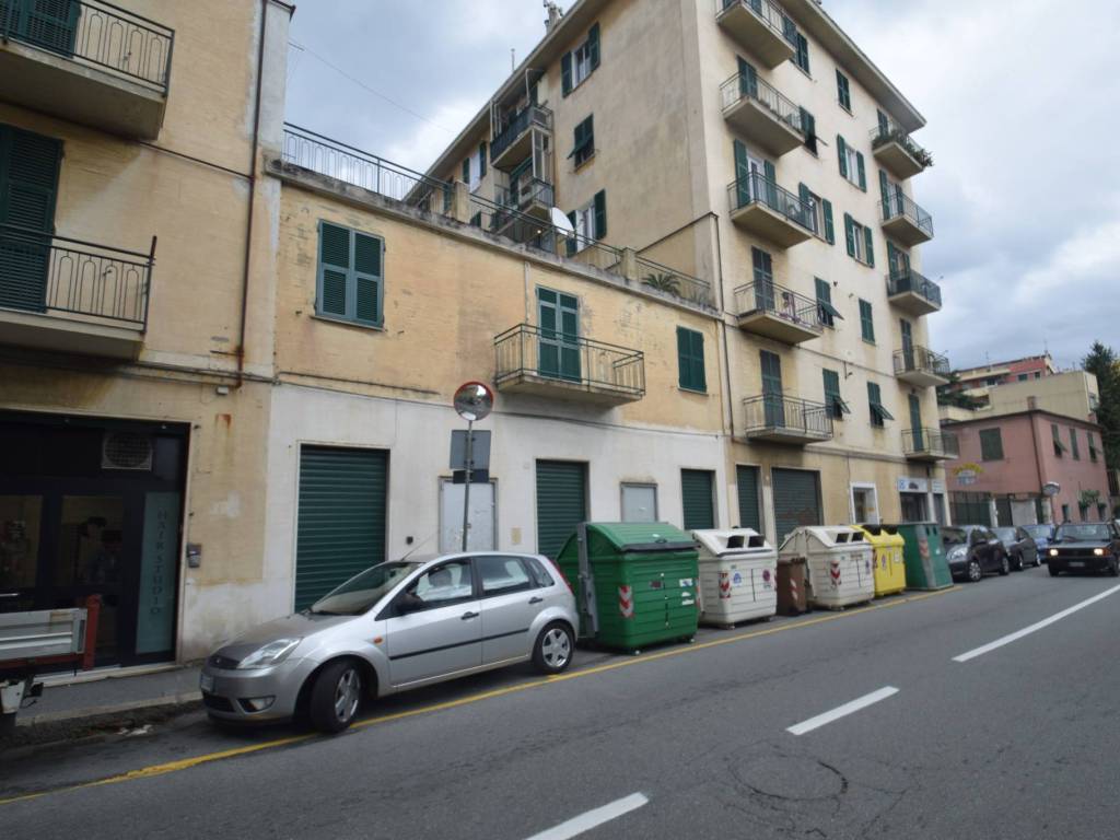 locale commerciale in vendita a Genova in zona Palmaro / Pra'