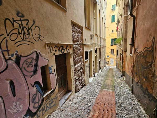 locale commerciale in vendita a Genova in zona Centro Storico