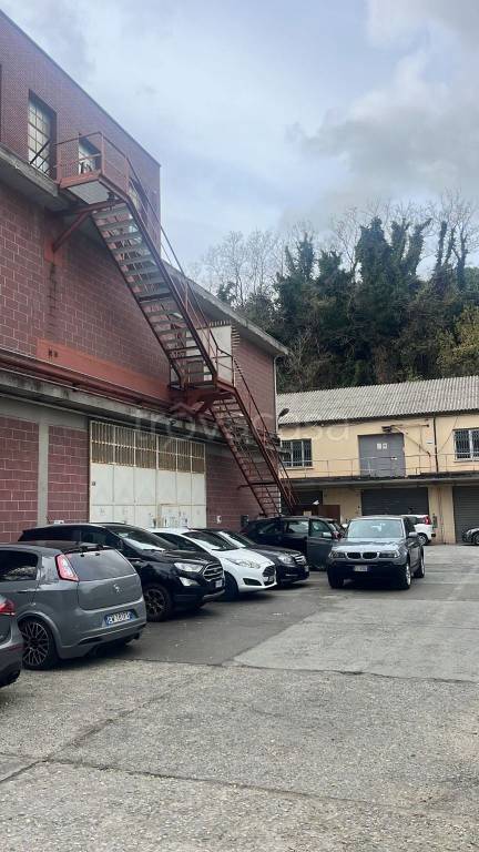 capannone in vendita a Genova in zona Borzoli