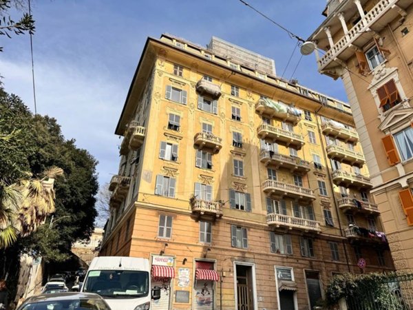 appartamento in vendita a Genova in zona Sottoripa / Maddalena / Molo